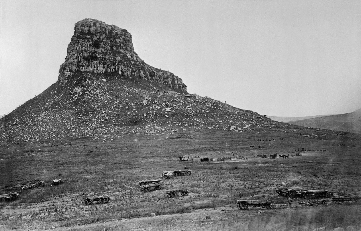 Isandhlwana über den Nek, aus einem Album von 43 Fotografien zusammengestellt von George Froom des 94. Regiments während des Zulukrieges, ca. 1879 von English Photographer