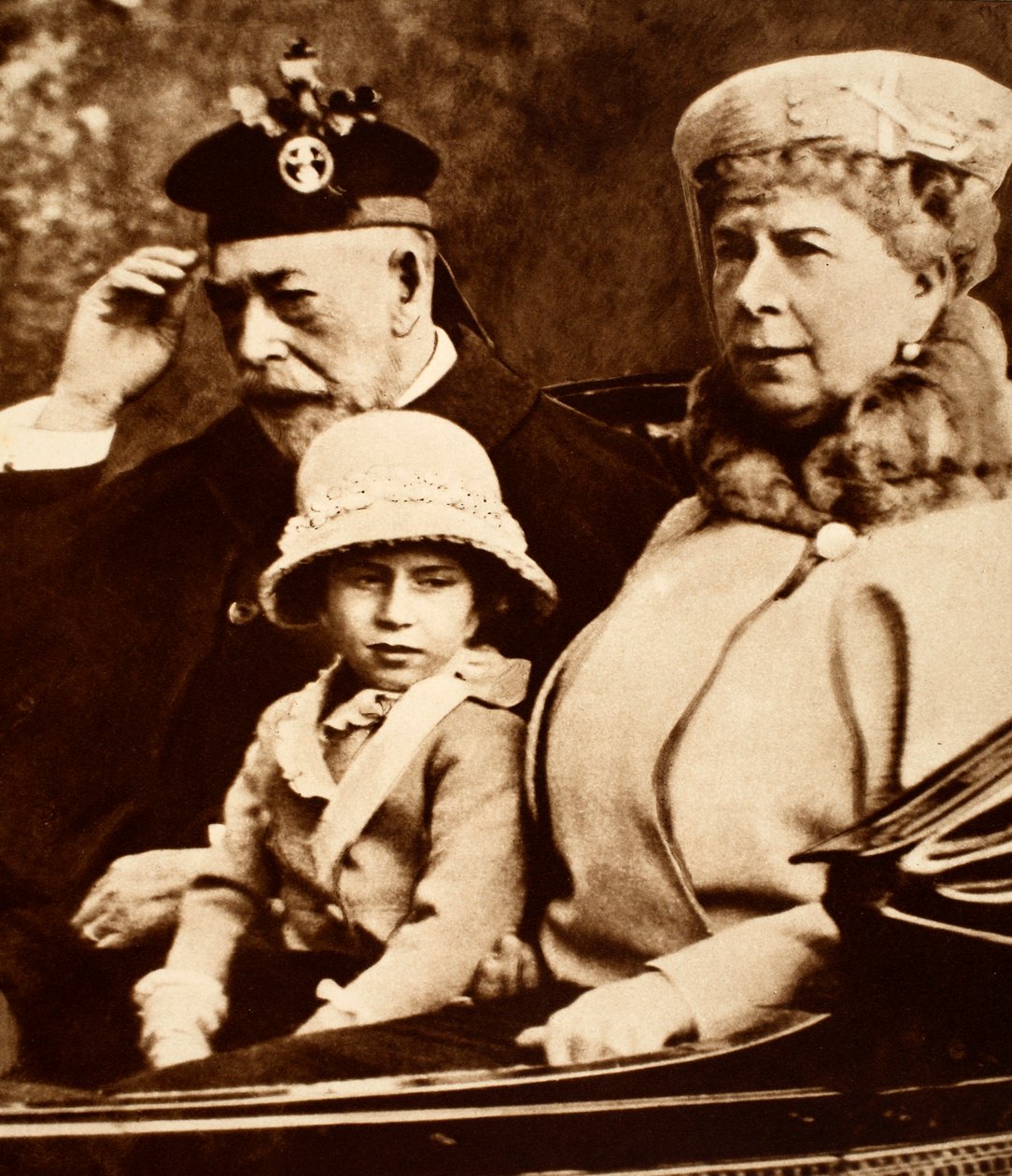 König George und Königin Mary fahren mit ihrer Enkelin Prinzessin Margaret zur Kirche, 1930er Jahre von English Photographer