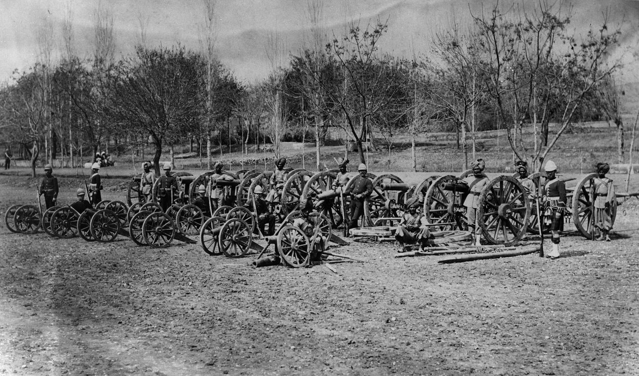 Kohat-Exerzierplatz mit erbeuteten afghanischen Kanonen aus der Schlacht von Peiwar mit Soldaten des 8. Fußregiments, 92. Highlander und 5. Punjab-Infanterie von English Photographer