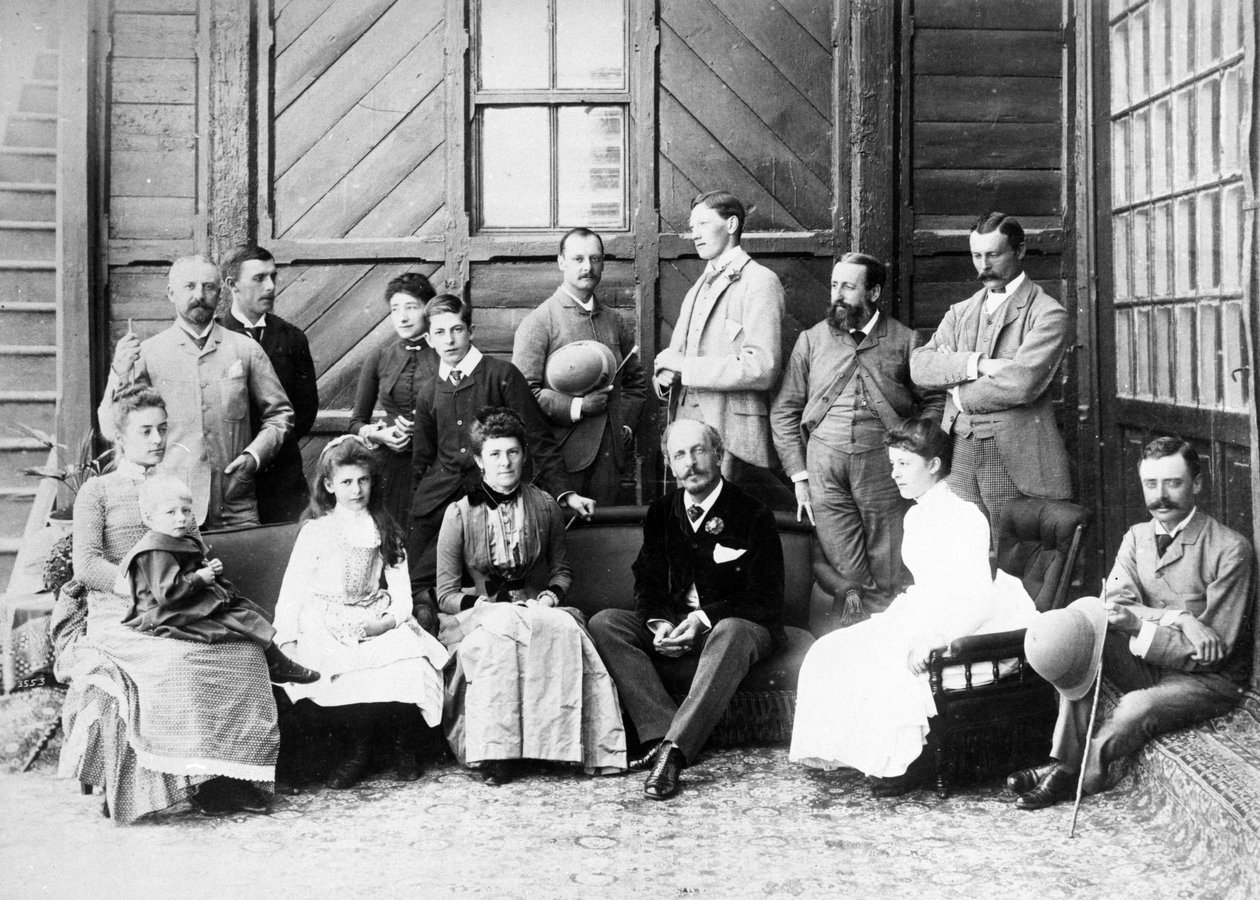 Lord und Lady Dufferin und Gruppe in der Viceregal Lodge, Shimla, ca. 1884-88 von English Photographer