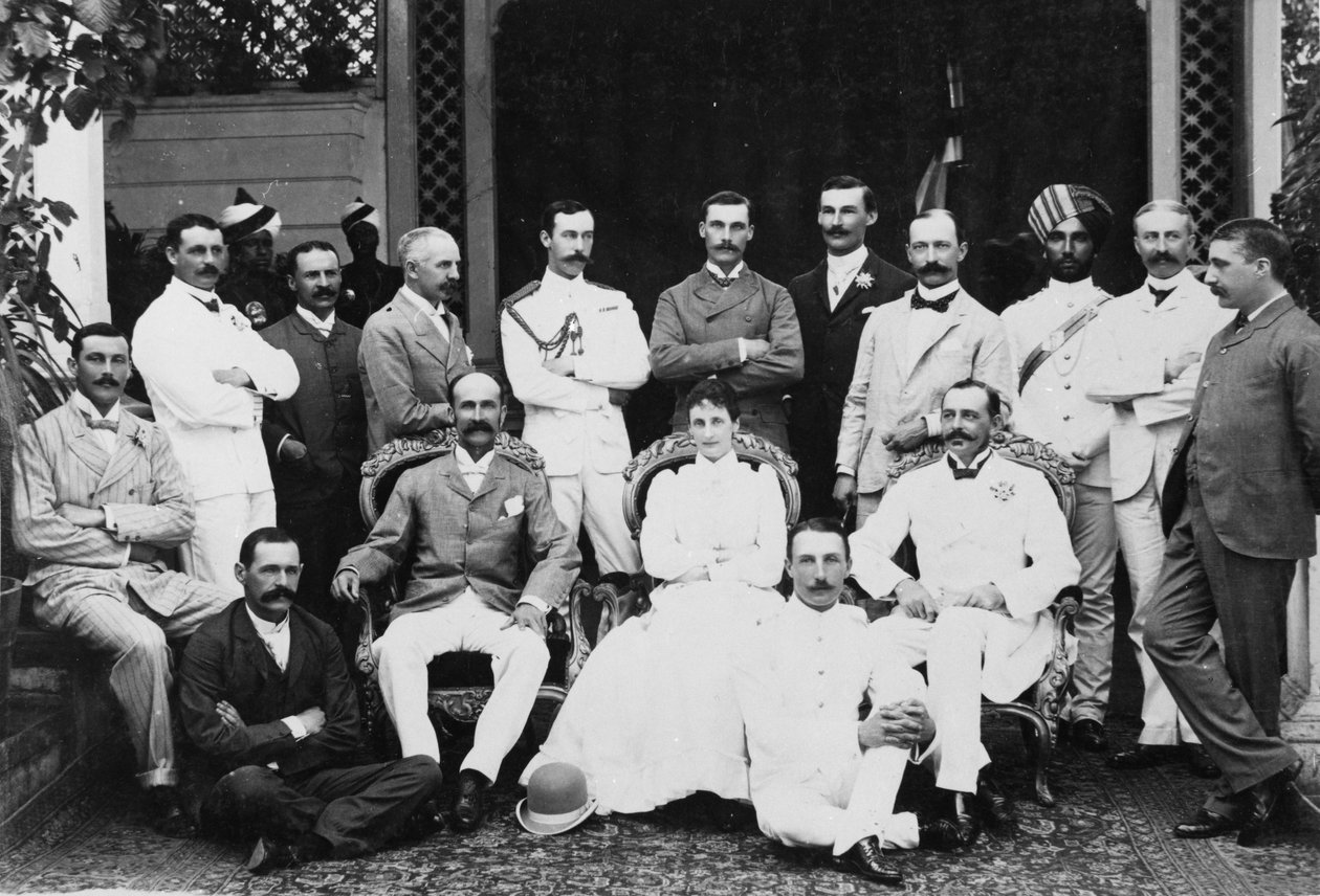 Lord und Lady Lansdowne und Personal in der Viceregal Lodge, Shimla, ca. 1888-94 von English Photographer