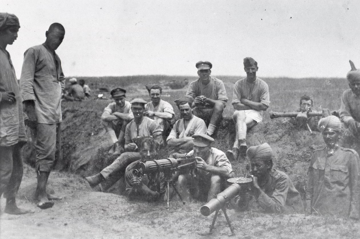 Maschinengewehrmannschaften mit Vickers-Maschinengewehr, Lewis-Gewehr und Entfernungsmesser, Mesopotamien, Erster Weltkrieg von English Photographer