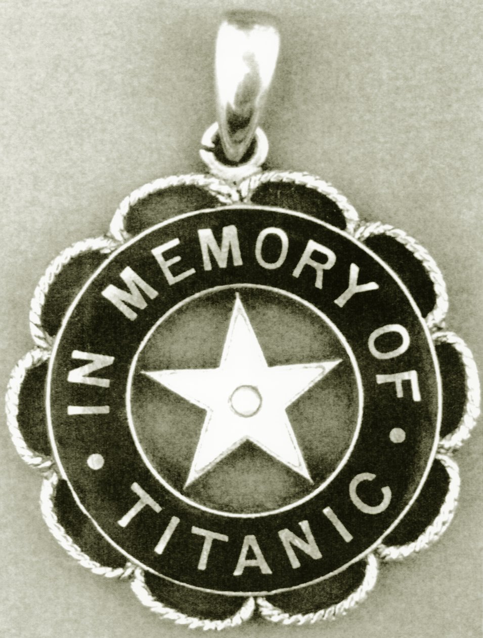 Medaille der White Star Line für Überlebende des Titanic-Unglücks von English Photographer