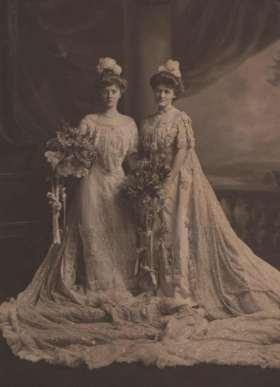 Mrs. Arthur Lee und Miss Faith Moore, amerikanische Schwestern, in Hofkleidung für die Präsentation am Hof von Edward VII, ca. 1905 von English Photographer