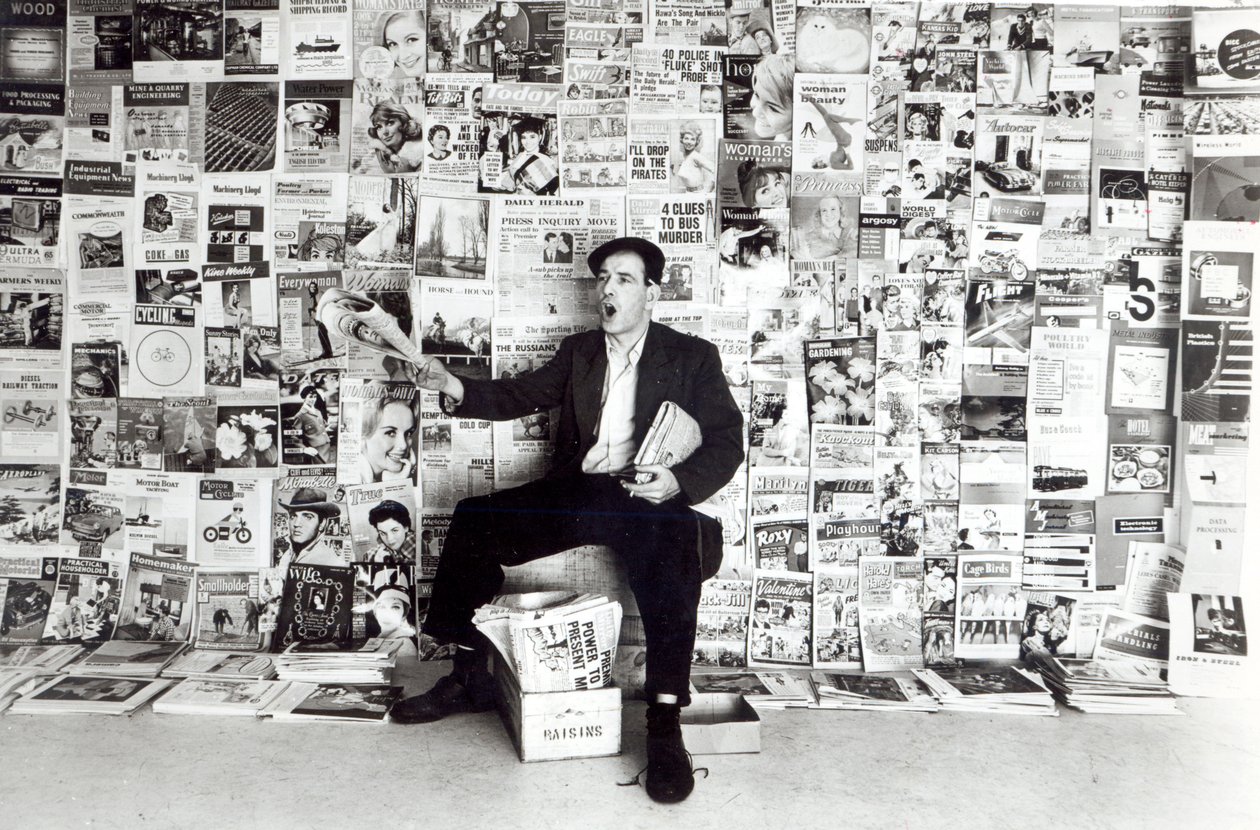 Zeitungsverkäufer, ca. 1960 von English Photographer