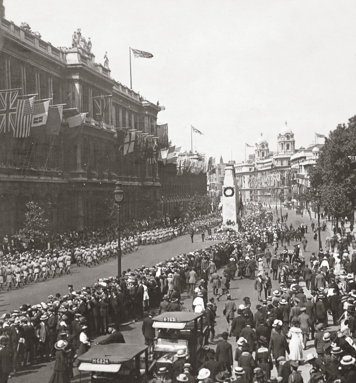 Friedensprozession indischer Truppen, die den unbekannten Krieger am Kenotaph in Whitehall grüßen, 19. Juli 1919 von English Photographer