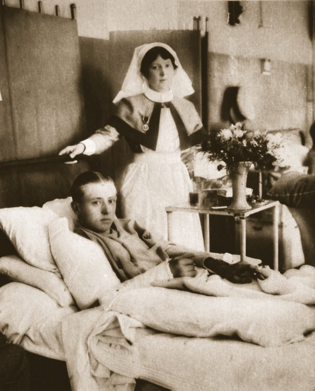 Pilot des Kampfflugzeugs, das Immelmann abschoss: Leutnant McCubbin im Krankenhaus, aus The Illustrated War News, 26. Juli 1916 von English Photographer