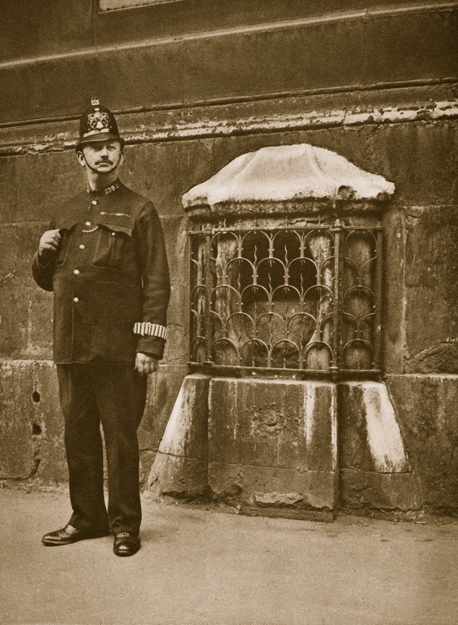 Polizist neben einem in die Wand von St. Swithins, Cannon Street, eingelassenen Stein von English Photographer