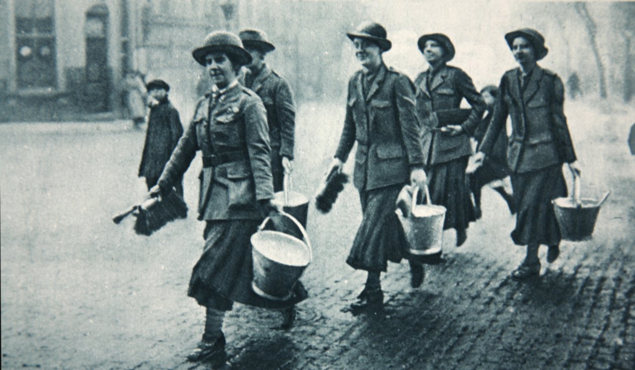Praktischer Schutz in verdunkelten Straßen, Illustration aus The Illustrated War News, Januar 1917 von English Photographer