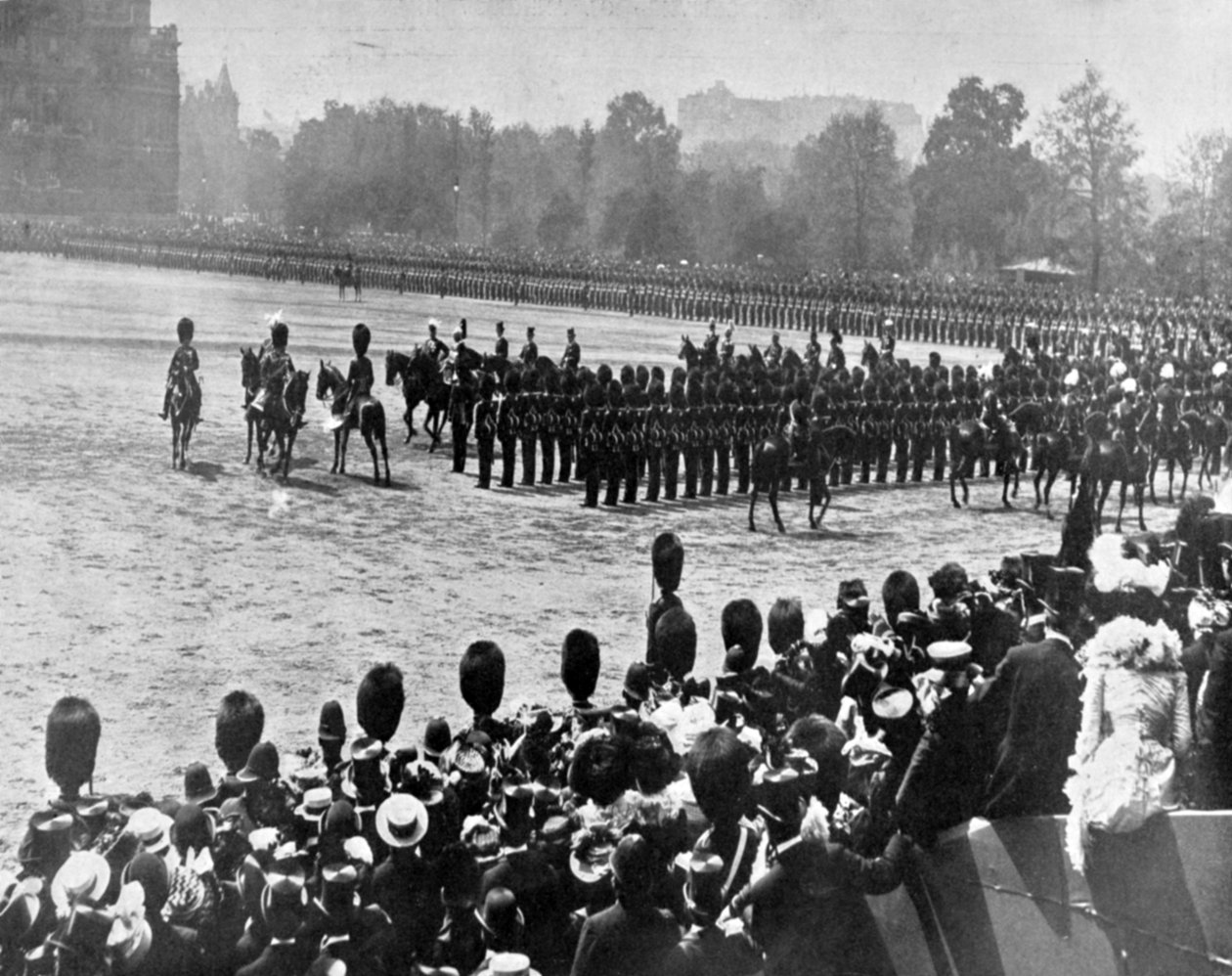 Queen Victoria Day - Die Übergabe der Farben an die Third Scots Guards, Illustration aus The King, 1. Juni 1901 von English Photographer