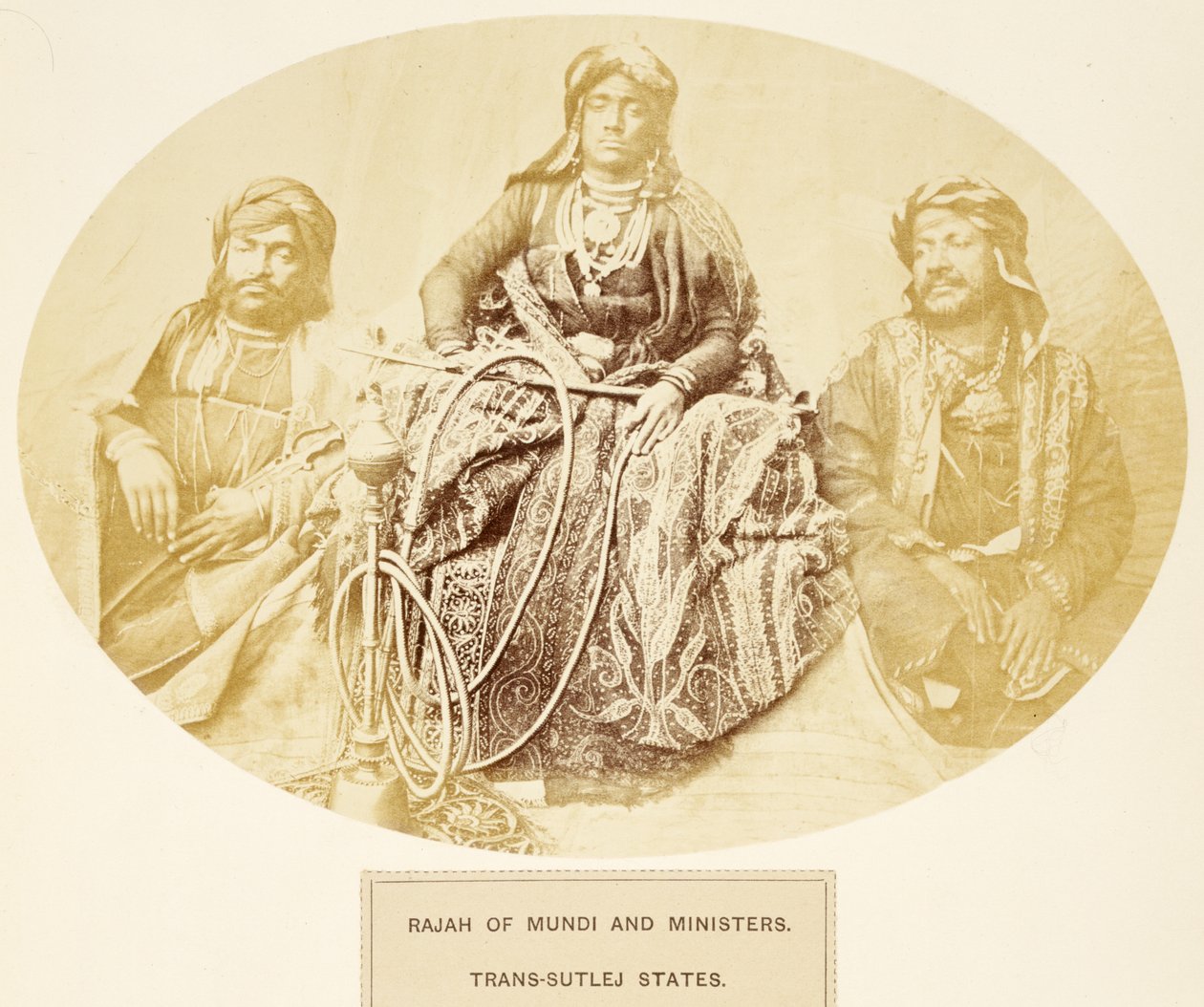 Rajah von Mundi und Minister, Trans-Sutlej-Staaten, aus The People of India, von J. Forbes Watson, veröffentlicht 1868 von English Photographer
