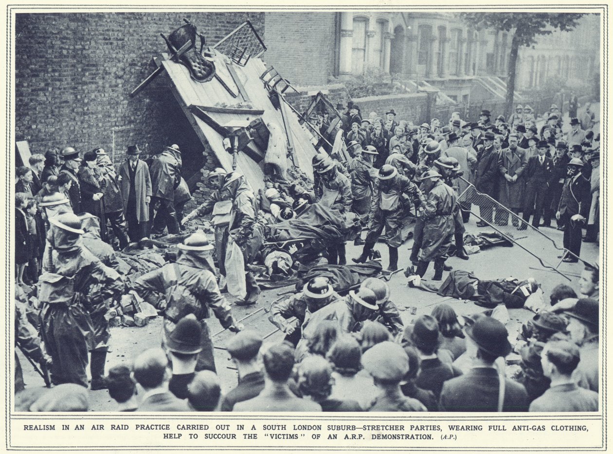 Realismus bei einer Luftangriffsübung in einem Vorort von Süd-London, aus The Illustrated War News, veröffentlicht am 8. November 1939 von English Photographer