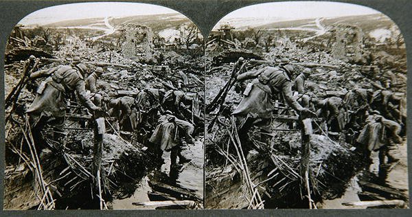 Durchsuchen der Ruinen, irgendwo in Frankreich, ca. 1914-18 von English Photographer