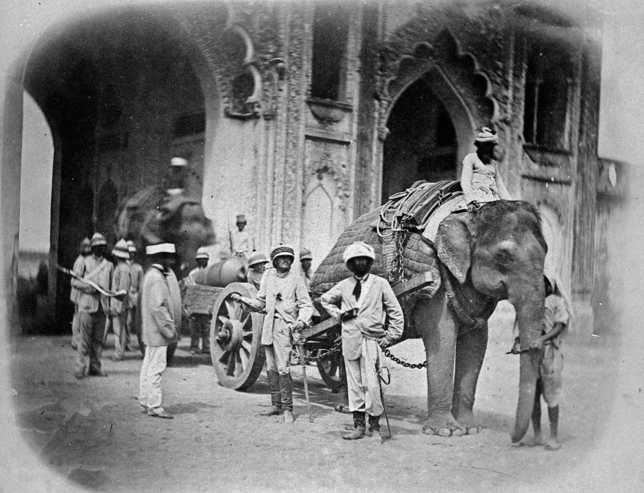 Soldaten mit einem Elefanten, der eine Kanone zieht, 1858 von English Photographer