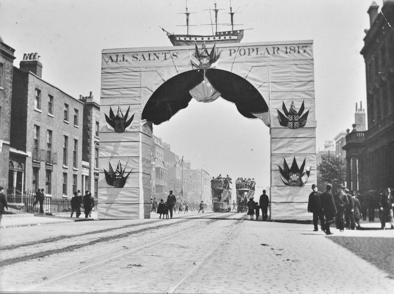 Temporärer Torbogen, Victoria-Diamantjubiläum, East India Dock Road, 1897 von English Photographer