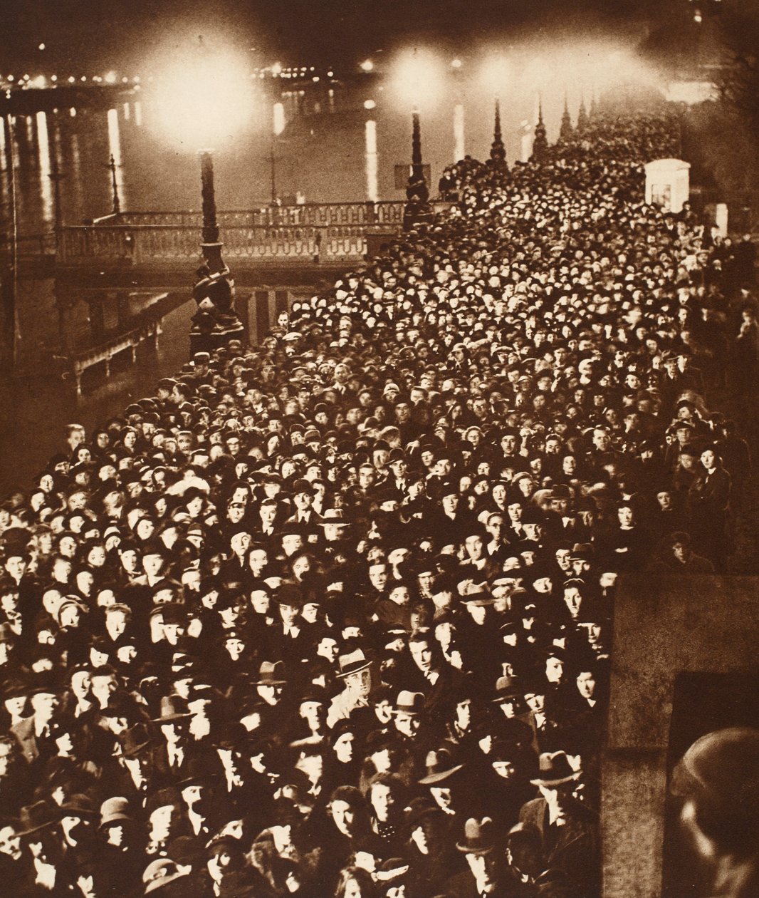 Die Menschenmengen warten darauf, an König Georges Katafalk in der Westminster Hall vorbeizugehen, 1936 von English Photographer