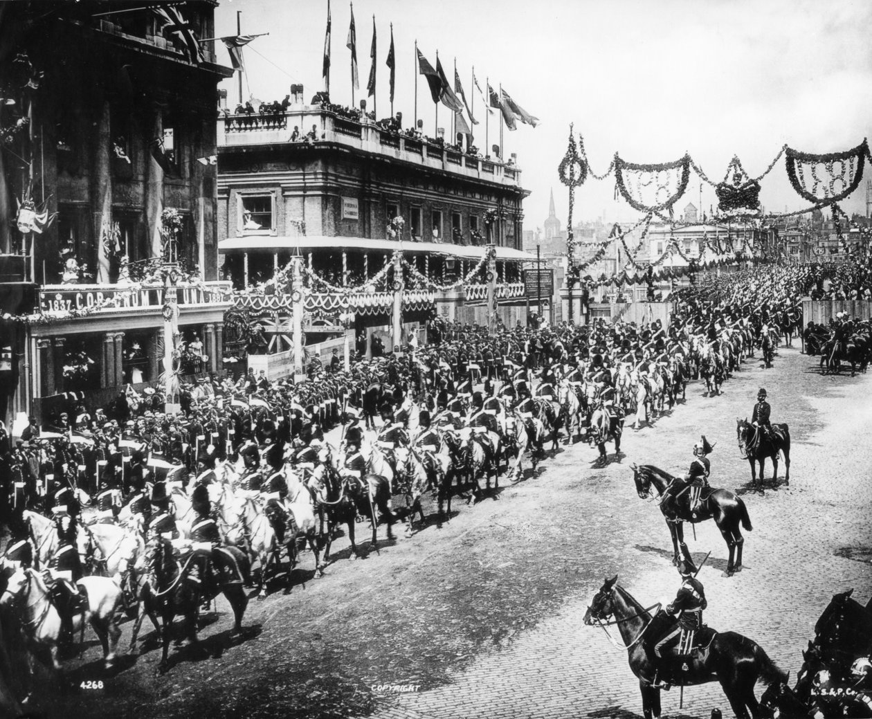 Die Diamant-Jubiläumsparade überquert die London Bridge, 1897 von English Photographer