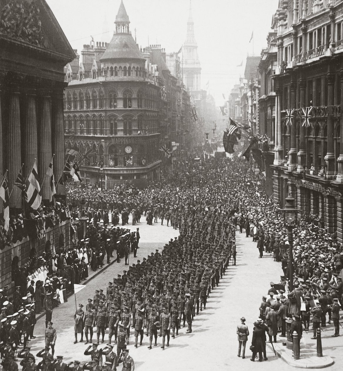 Das Empire zollt seinen siegreichen Kriegern am Friedenstag Tribut - der Lord Mayor nimmt den Gruß entgegen, 19. Juli 1919 von English Photographer