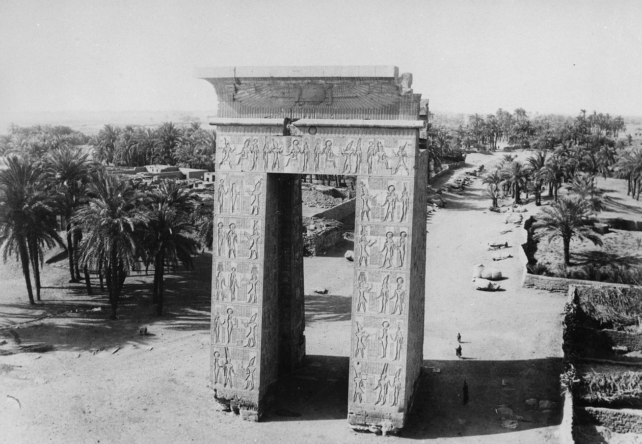 Das Propylon von Ptolemaios und die Allee der Sphinxe von English Photographer