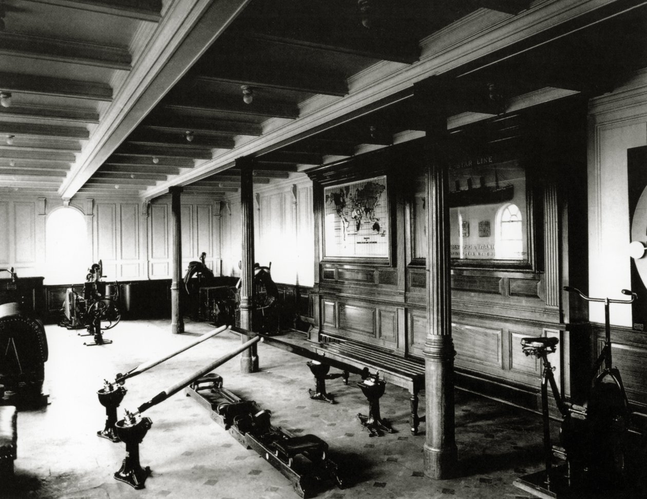 Das Bord-Fitnessstudio der Titanic mit Rudergeräten und Fahrrädern, 1912 von English Photographer