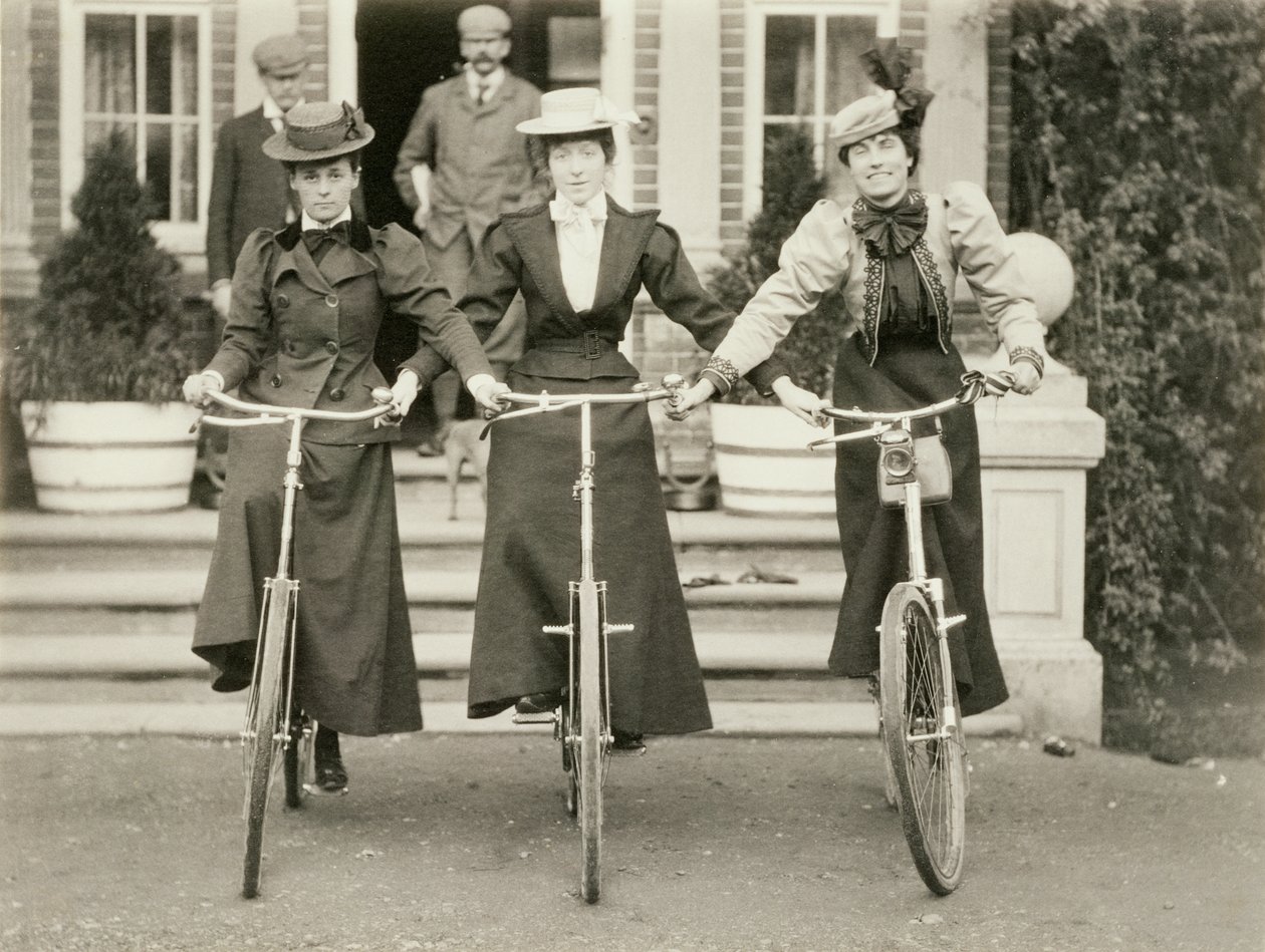 Drei Frauen auf Fahrrädern, frühe 1900er Jahre von English Photographer