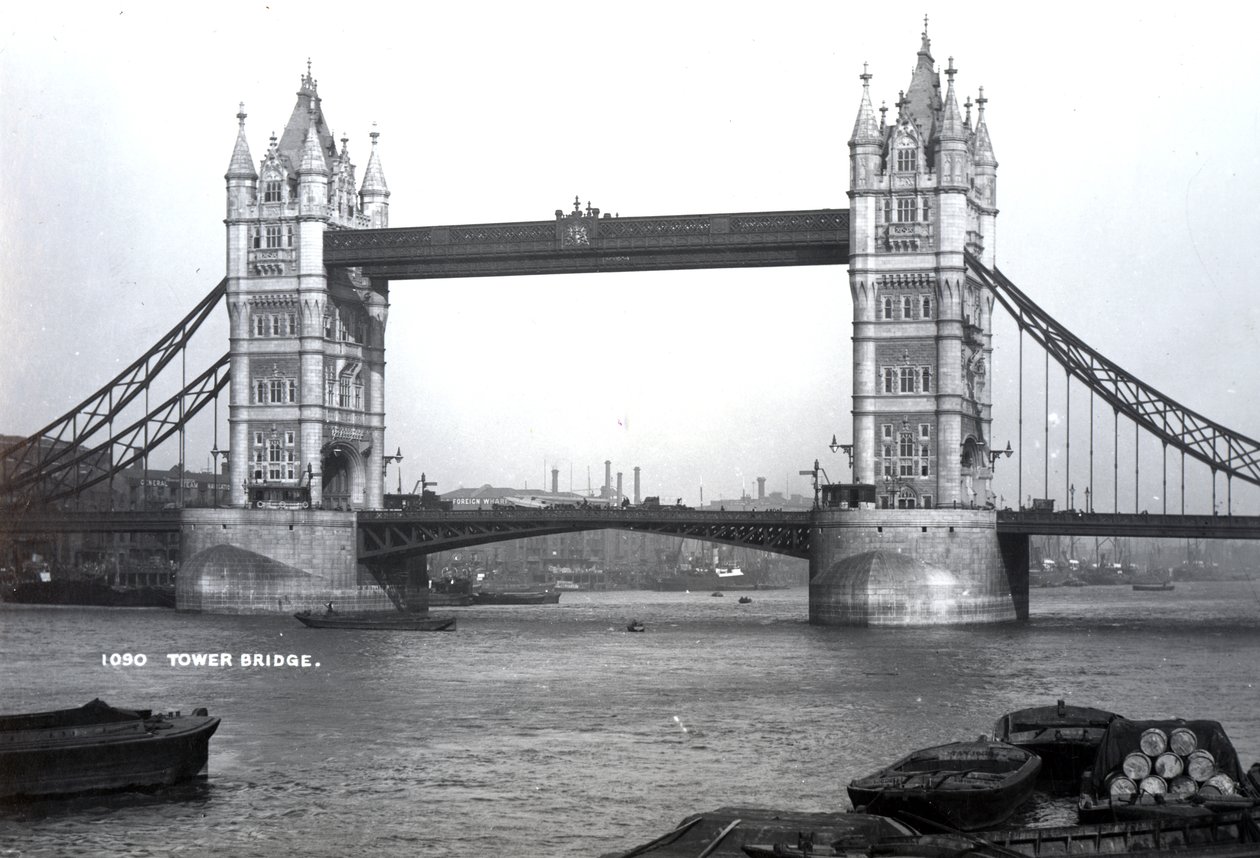 Blick auf die Tower Bridge von English Photographer