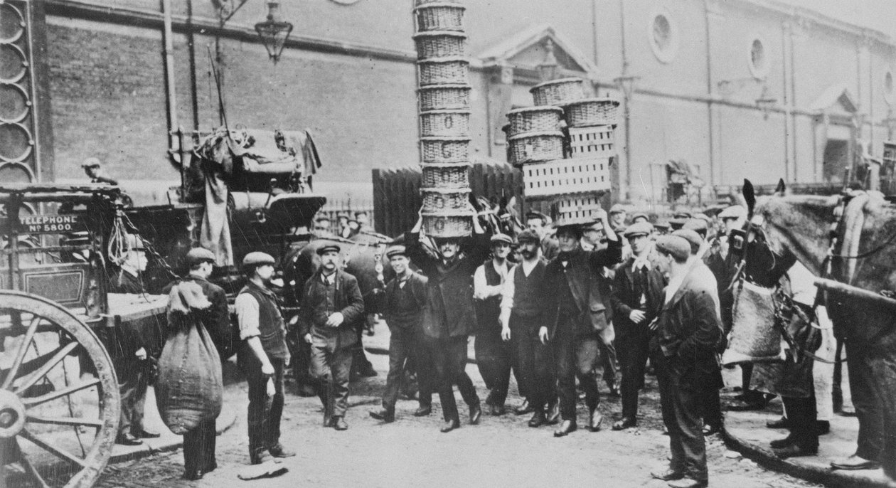 Ansicht von Experten-Korbträgern und einer Gruppe von Marktmännern, 1900 von English Photographer