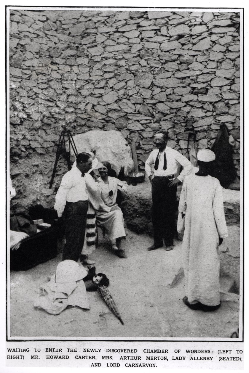 Warten auf den Eintritt in die neu entdeckte Wunderkammer (v.l.n.r.) Howard Carter (1874-1939), Mrs. Arthur Merton, Lady Allenby (sitzend) und Lord Carnarvon (1866-1923), aus The Illustrated London News, 16 von English Photographer