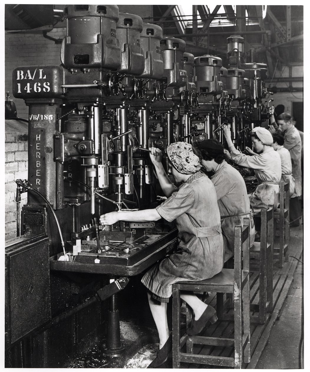 Frauen bei der Arbeit, Bohren und Reiben von Flugzeugflügelbeschlägen für Blackburn Aircraft, Olympia Works, Leeds, ca. 1939-45 von English Photographer