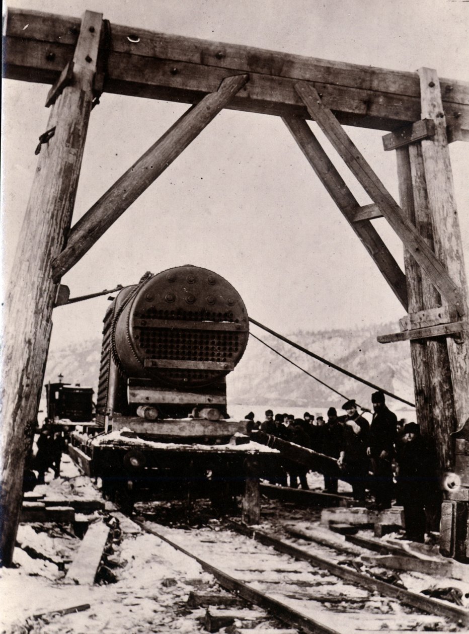 Yard Nr. 647, Baikal. Zylindrischer Kessel des eisbrechenden Zugfähren-Dampfers Baikal, 1896 von English Photographer