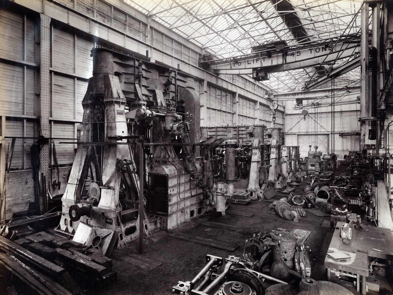 Yard Nr. 647, Baikal. Hauptmaschinen des eisbrechenden Zugfähren-Dampfers Baikal in der Montagehalle, 1896 von English Photographer