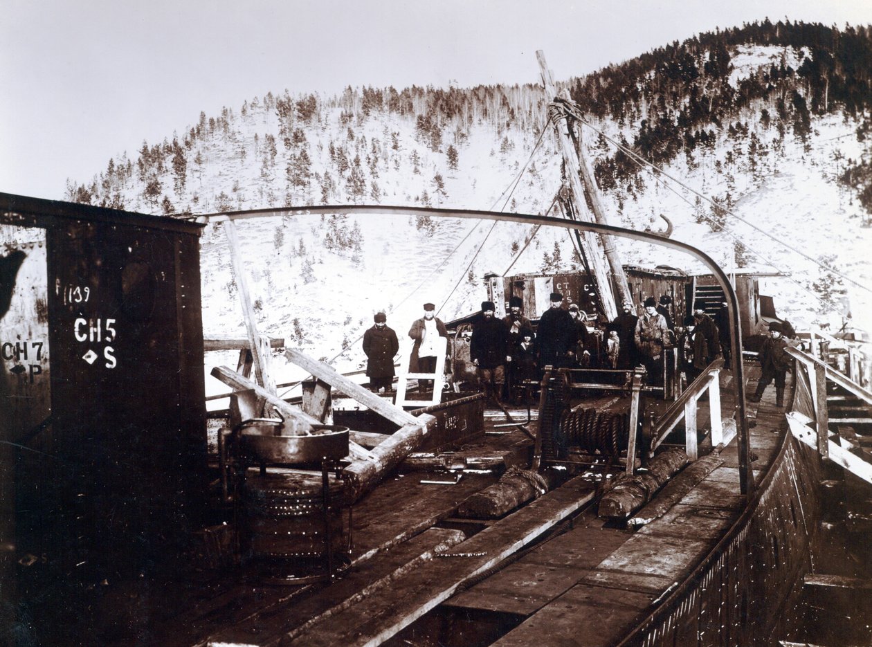 Yard Nr. 647, Baikal. Arbeiter auf dem Deck des eisbrechenden Zugfähren-Dampfers Baikal während des Wiederaufbaus am Baikalsee von English Photographer
