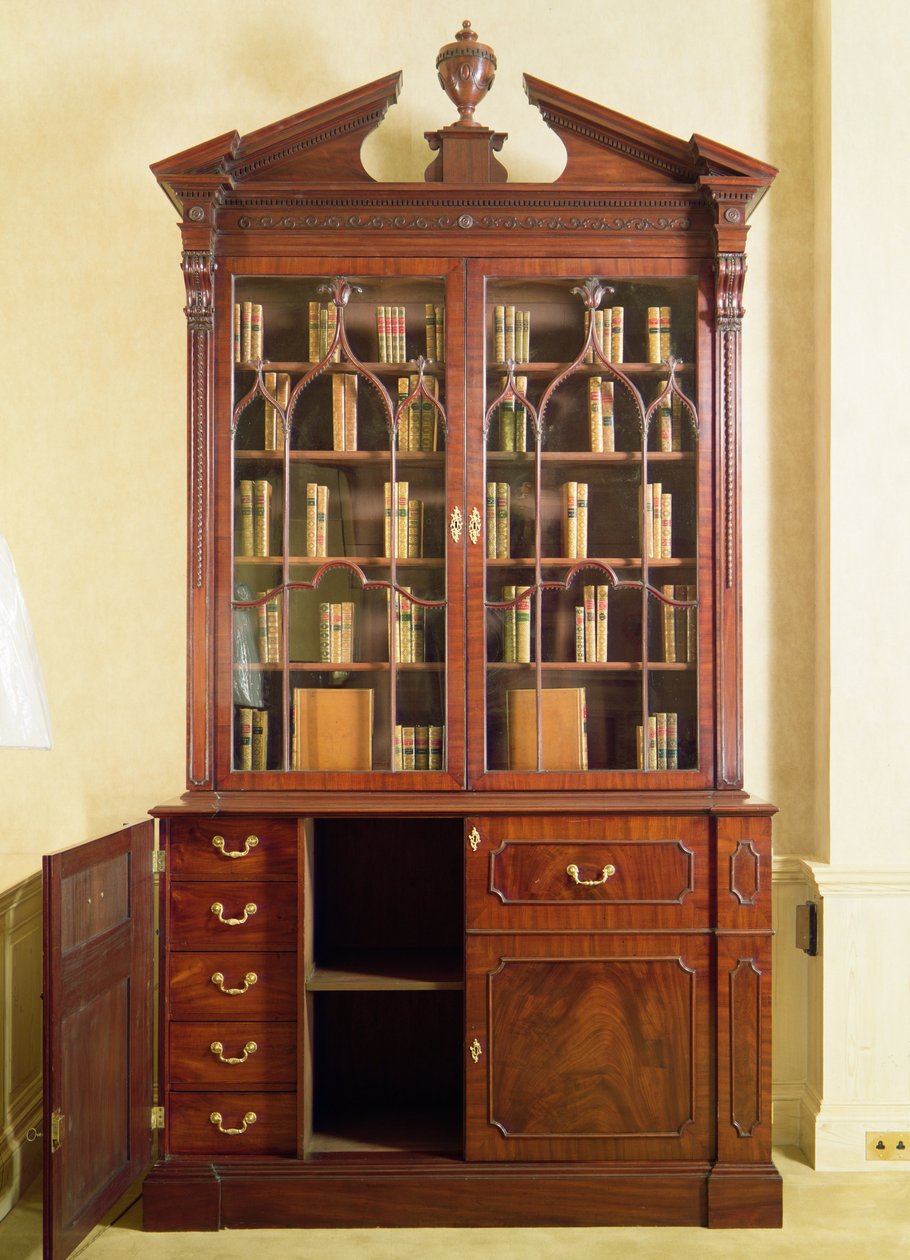 Bücherschrank mit gebrochenem Giebel, von Chippendale, 18. Jahrhundert von English School