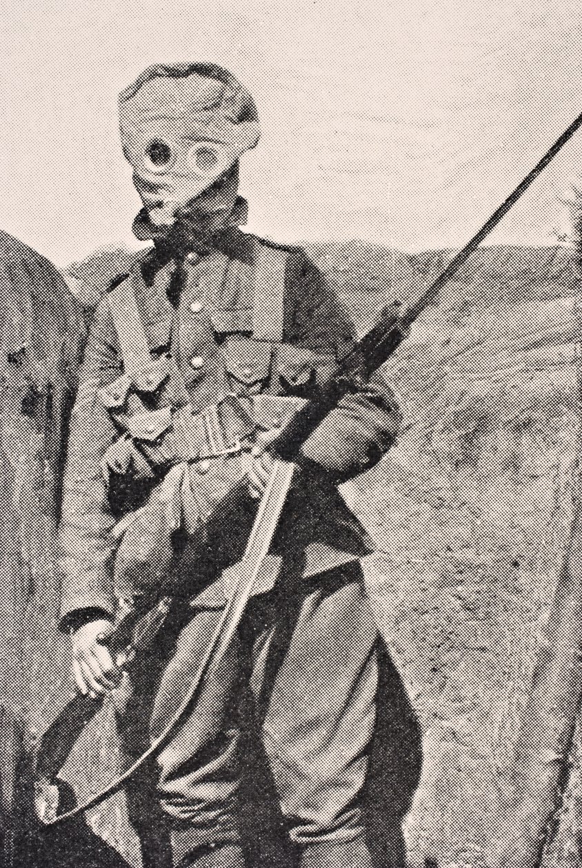 Kanadischer Soldat mit Gasmaske im Jahr 1915, aus 