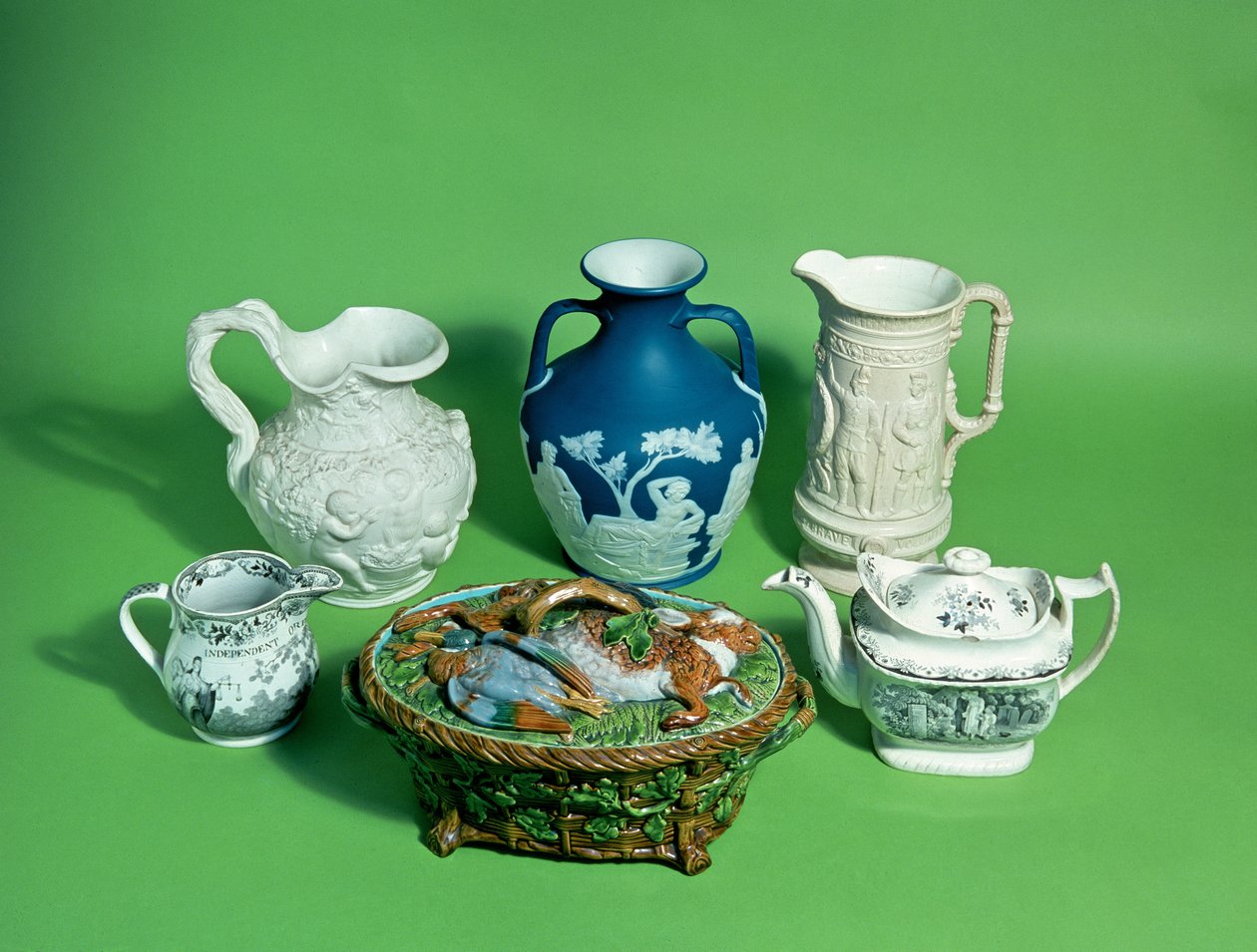 Sammlung von Wedgwood-Viktorianischer Keramik; und Viktorianische Keramik einschließlich Kopie der Portland-Vase von English School