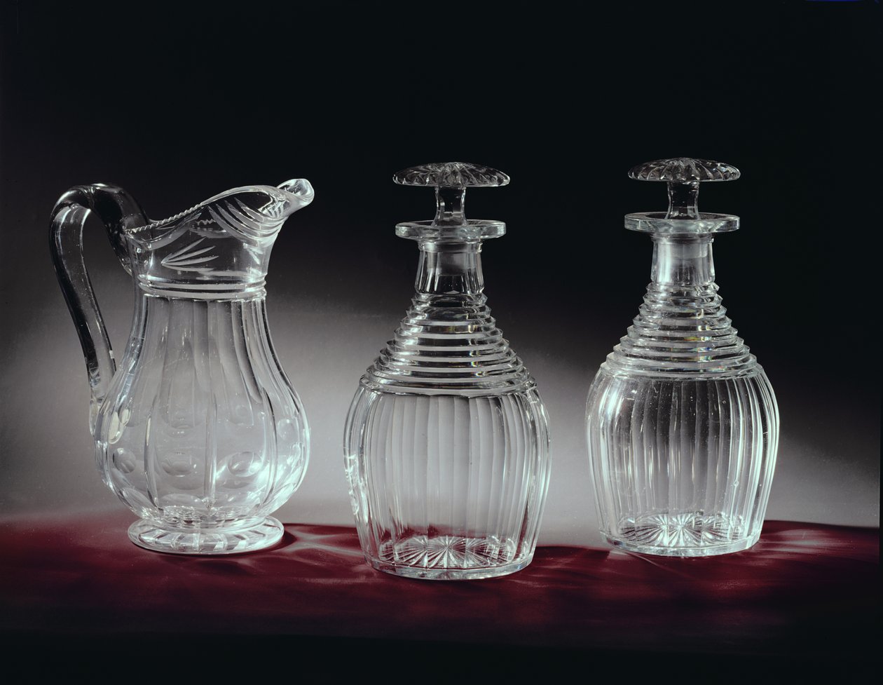Geschliffene Glasdekantierflaschen und Krug, ca. 1840 von English School