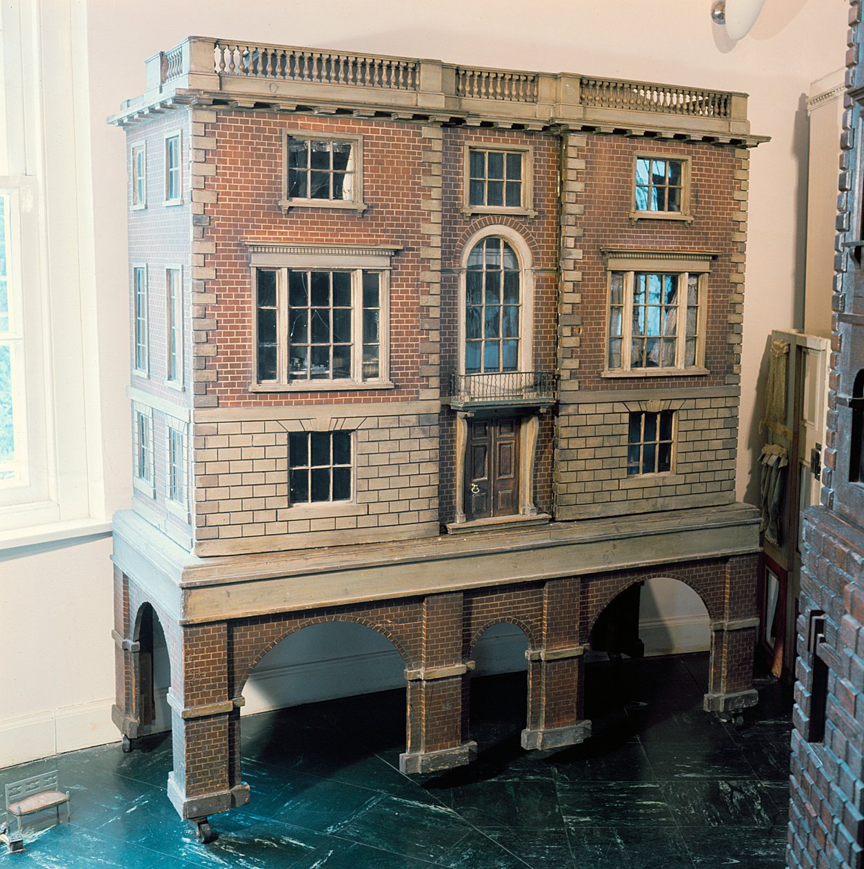 Englisches Puppenhaus mit Balustrade und Balkon, ca. 1775 von English School