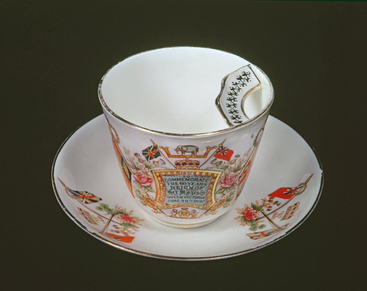 Schnurrbarttasse zur Erinnerung an Victorias Diamantenes Jubiläum, 1897 von English School