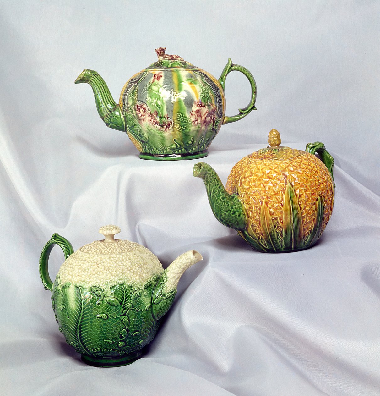 Drei Wedgwood-Teekannen mit farbiger Glasur, um 1740 von English School