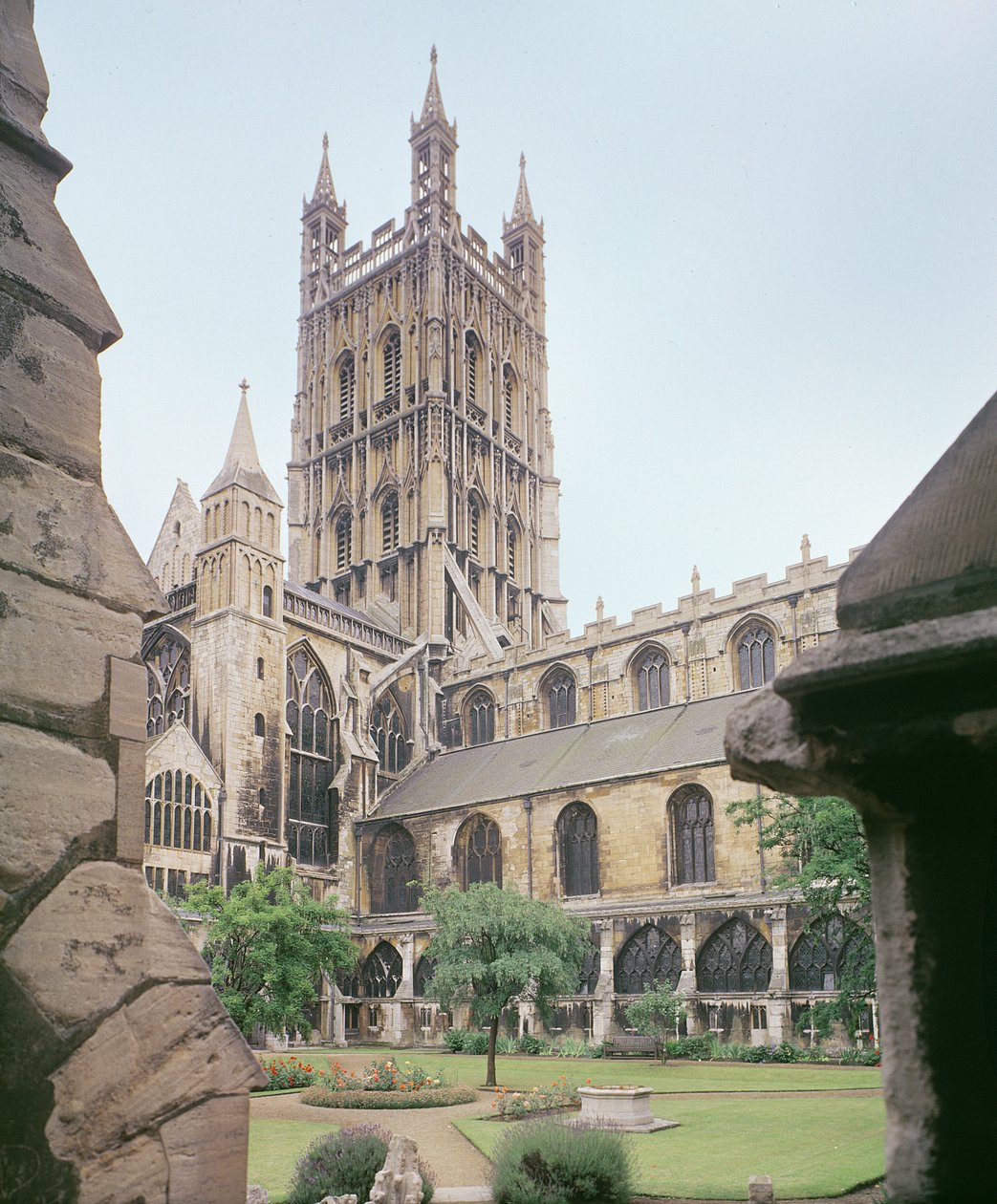 Ansicht der Kathedrale von Gloucester, 14. Jahrhundert von English School