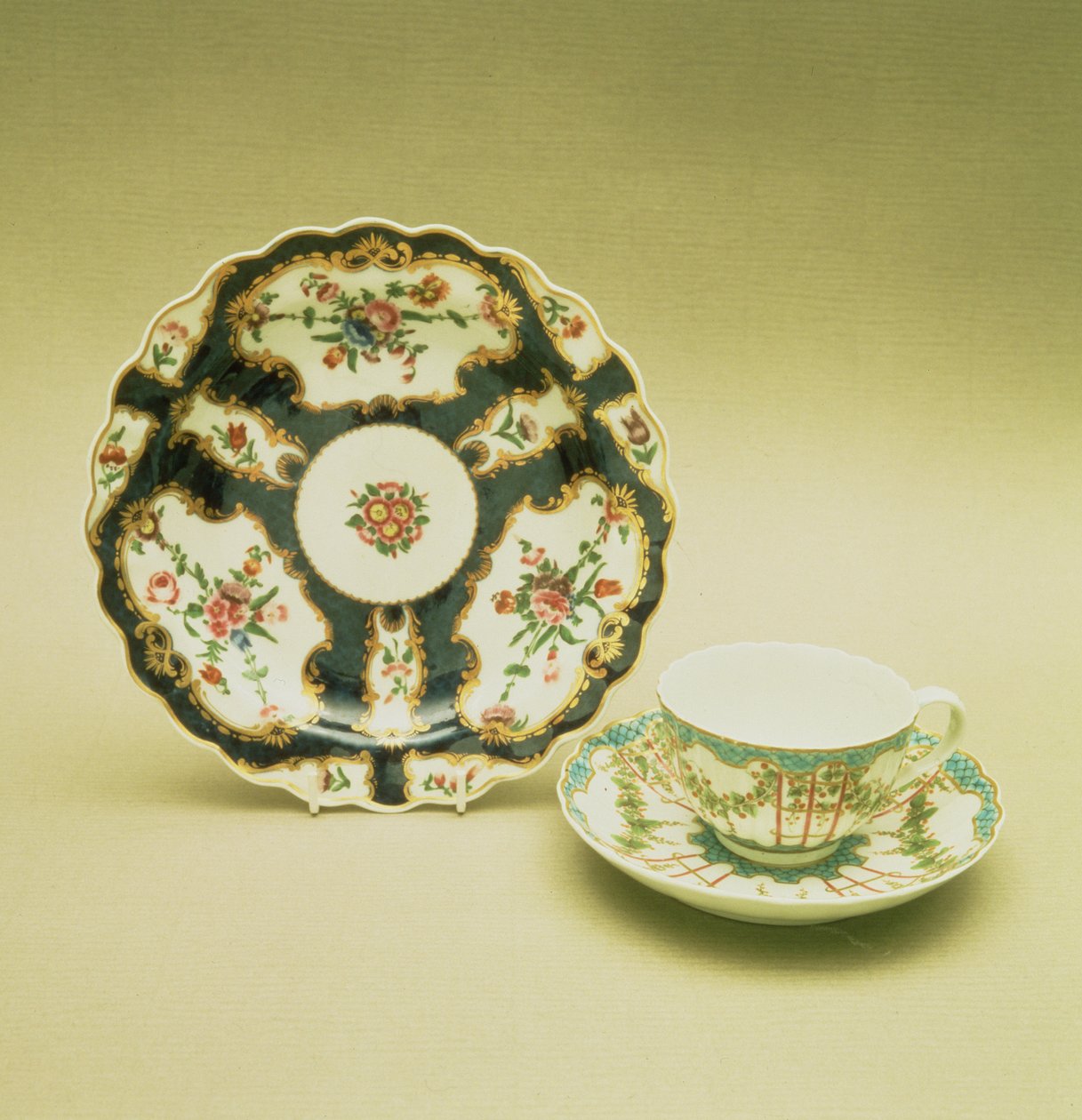 Worcester Porzellanteller mit blauer Dekoration, 1768; Teetasse und Untertasse mit Hopfen-Gitterwerk-Dekoration, ca. 1770 von English School