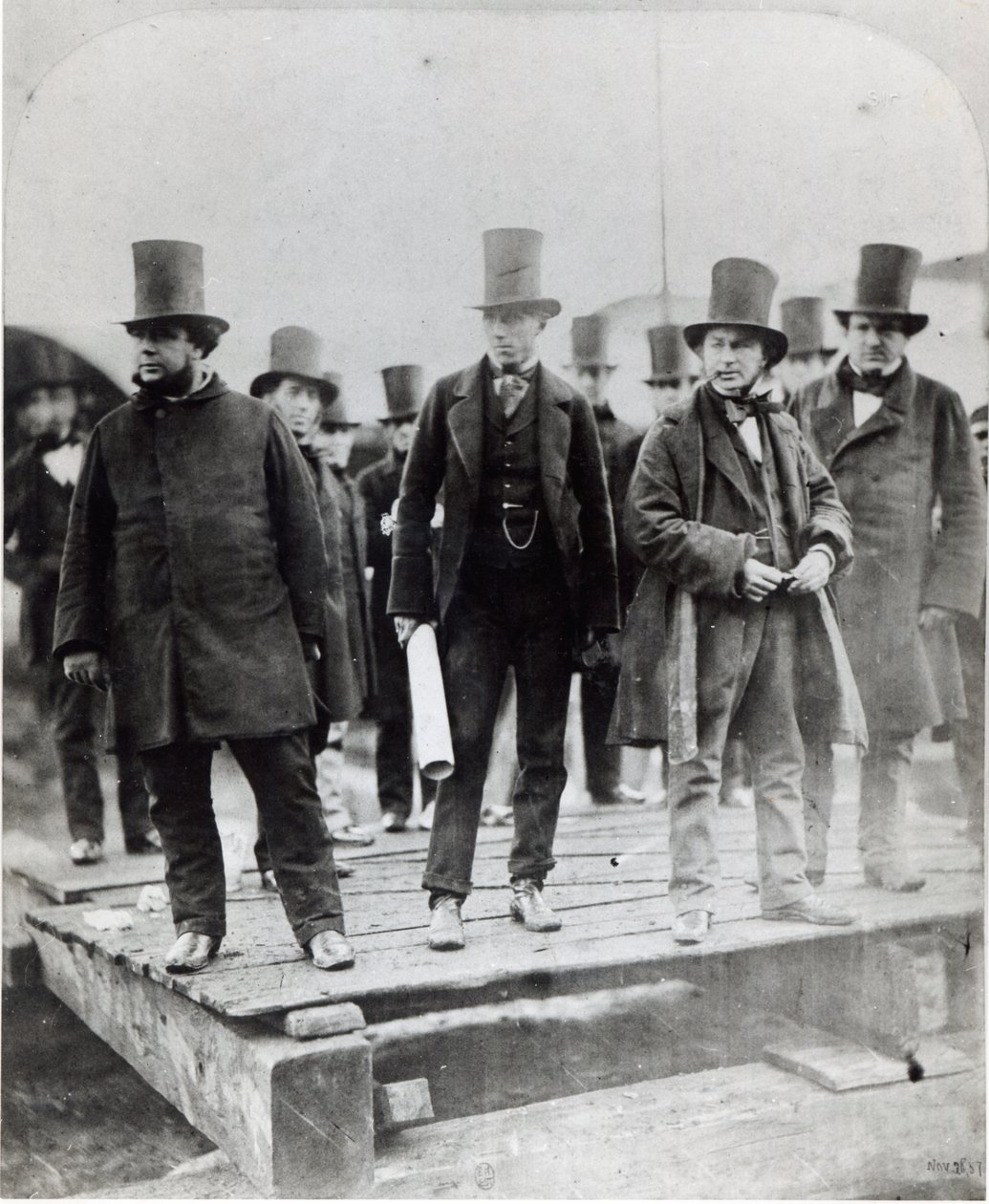 (L bis R) John Scott Russell, Henry Wakefield, Isambard Kingdom Brunel und Lord Derby beim Stapellauf der SS Great Eastern von English Photographer