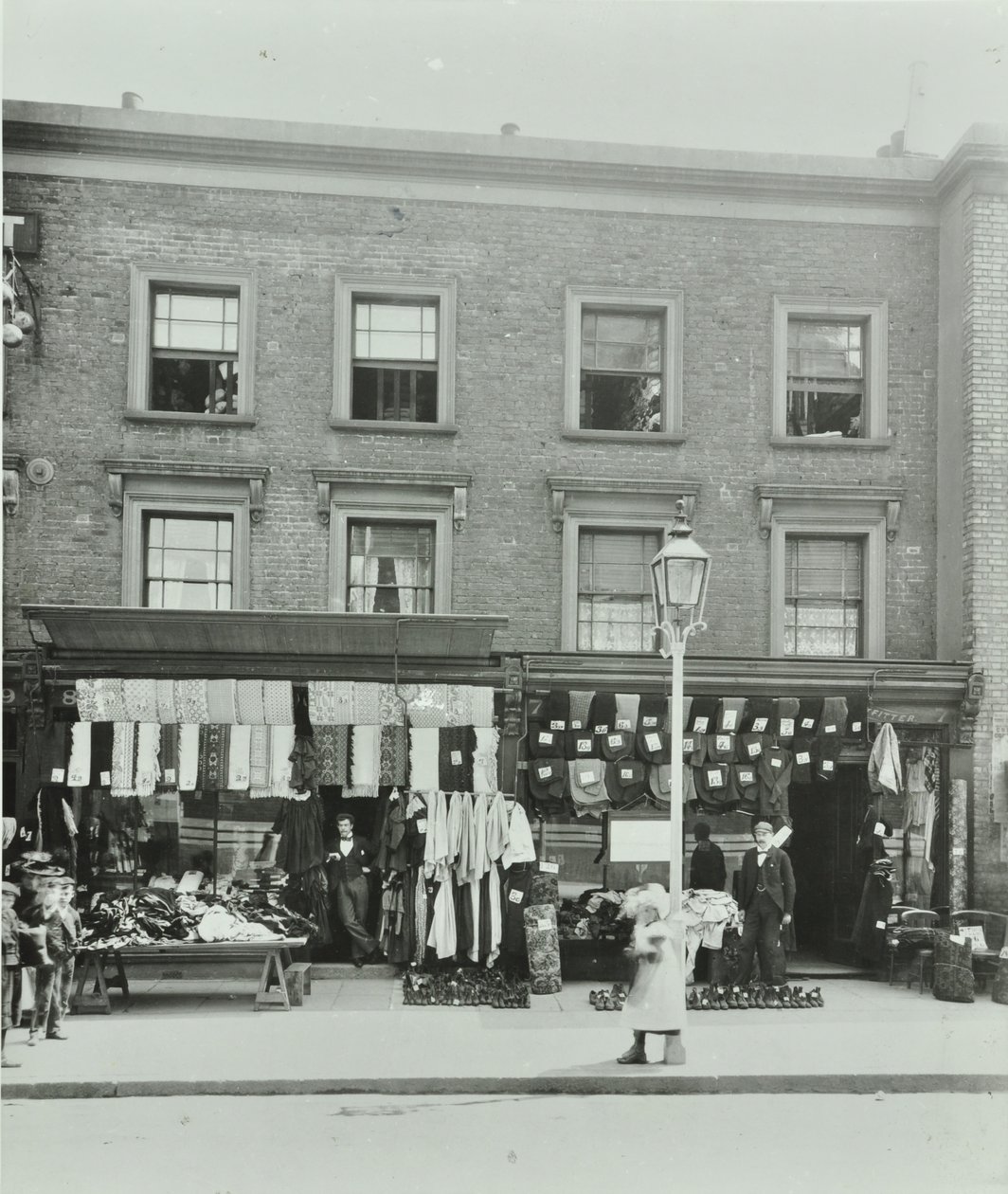 Gainsborough Road 7-8: Vorderansichten, London, 1899 von English Photographer