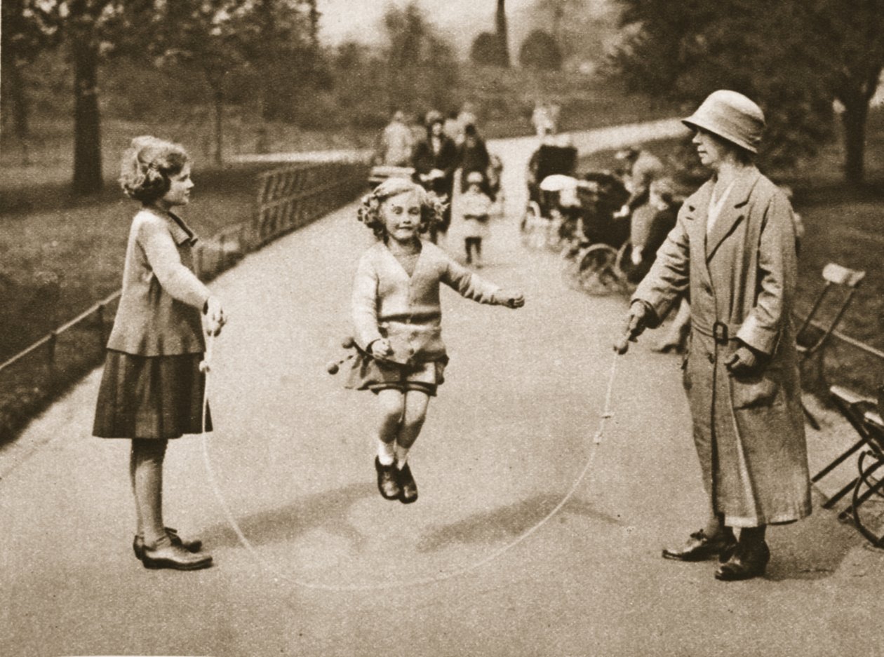 Ein Mädchen springt im Hyde Park oder Kensington Gardens, aus Wunderbares London, veröffentlicht 1926-27 von English Photographer