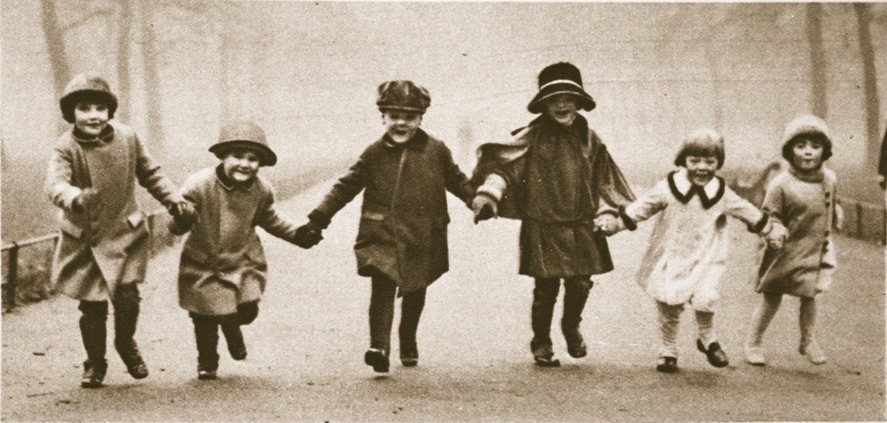 Eine Reihe gut gekleideter Kinder rennt im Hyde Park, aus Wunderbares London, veröffentlicht 1926-27 von English Photographer