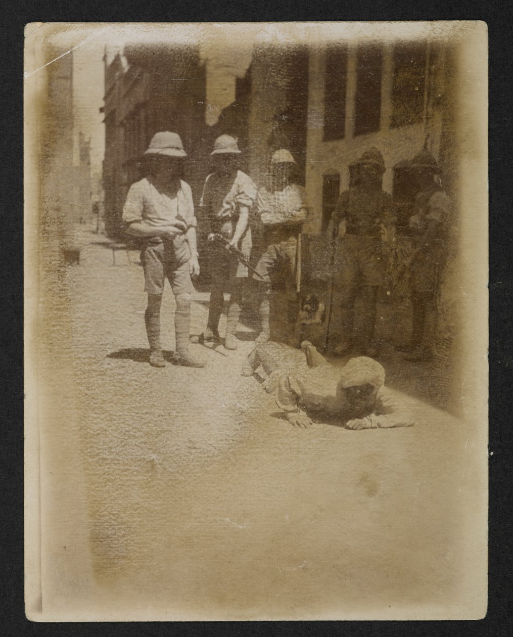 Ein Gefangener unter bewaffneter Bewachung im Ram Bagh Garten, aus Ansichten von Amritsar, einschließlich der Nachwirkungen der Unruhen von English Photographer