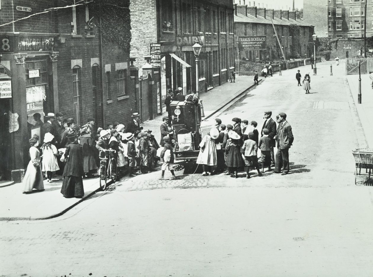 Ein Straßenorganist in Putney, London, 1886 von English Photographer