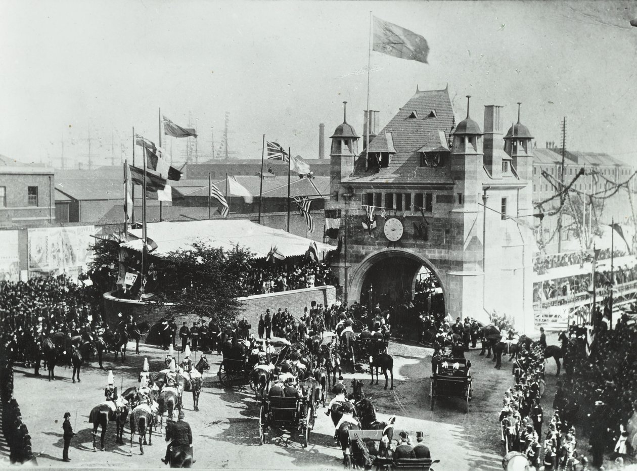 Blackwall Tunnel: Pferdekutschen passieren den Eingang bei der Eröffnungszeremonie des Tunnels, 1897 von English Photographer