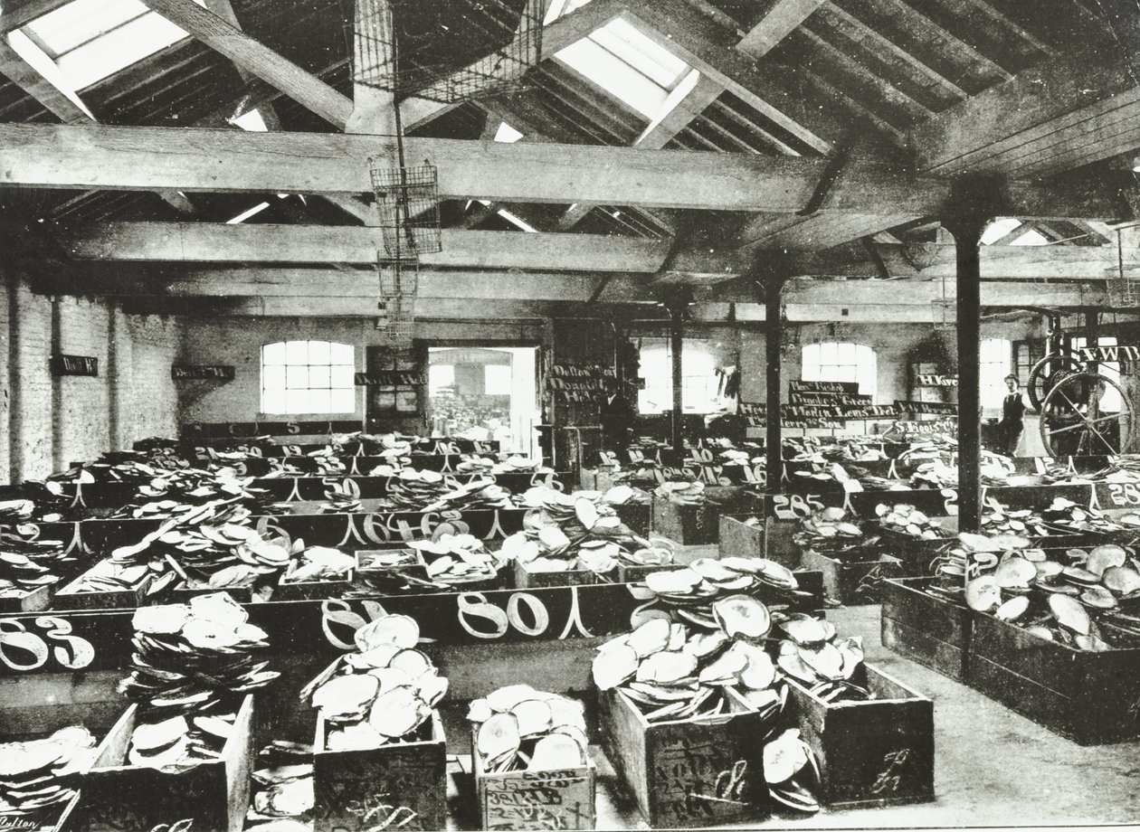 Bull Wharf, Innenansicht des Shell Warehouse, London, 1890 von English Photographer