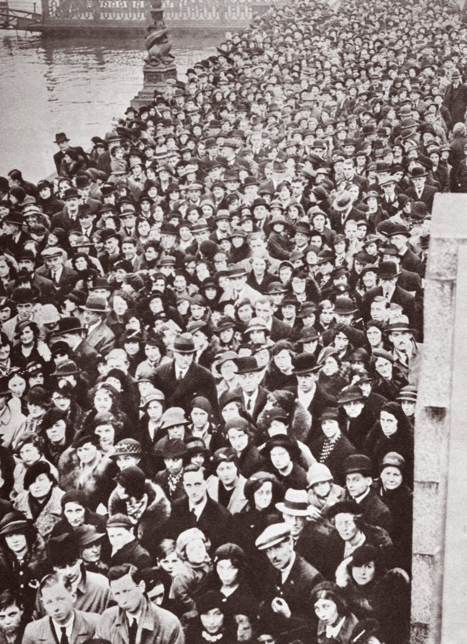 Menschenmengen warten auf Zugang zur Westminster Hall während der Aufbahrung von George V, 1936 von English Photographer